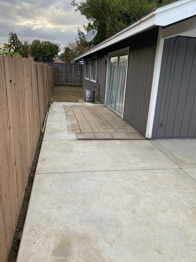 Building Photo - 1030 Kaweah St