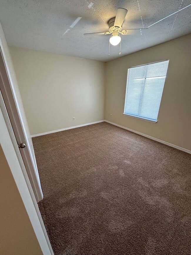 Building Photo - 2 bed 2 bath townhome, perfect location!