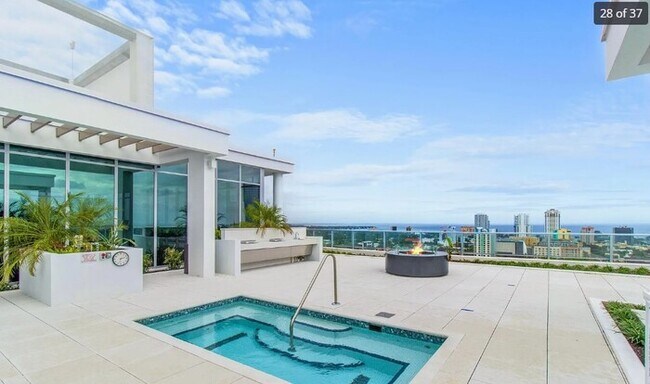 Building Photo - BEAUTIFUL Luxury Condo in Downtown St Pete...