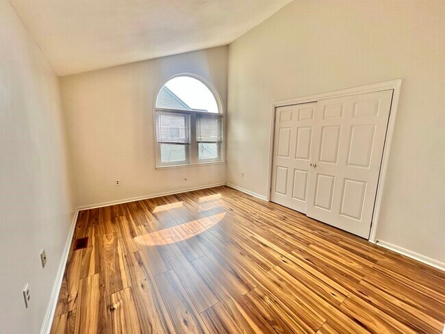 Building Photo - 4b Pine Grove Ave
