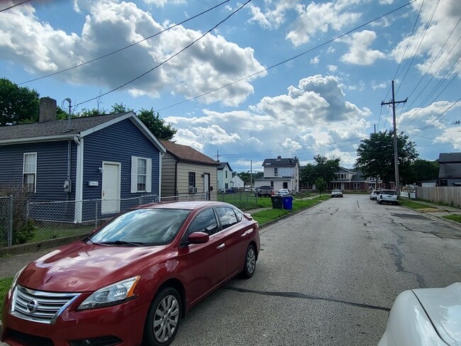 Building Photo - Cozy, clean, stove, fridge, and washer/dryer