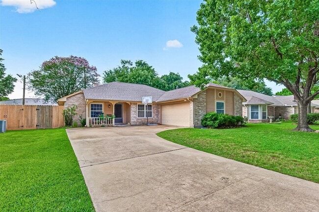 Building Photo - 15343 Meadow Village Dr