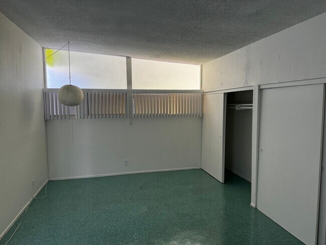 Building Photo - 3328 Seneca Dr