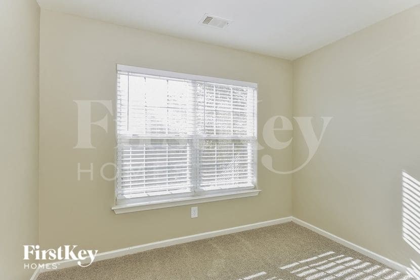 Building Photo - 811 Royal Oaks Dr