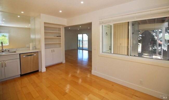 Building Photo - 201 Cleveland Ct