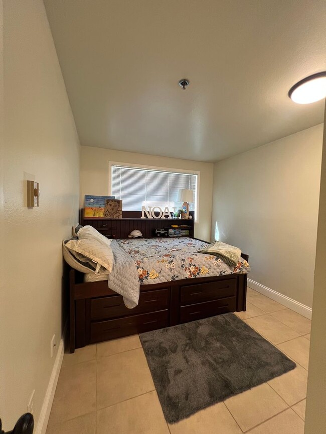 Building Photo - Welcome to Renton Ridge, 3 bed 2 bath with...