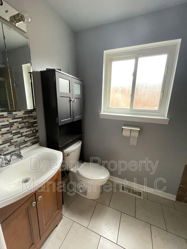 Building Photo - 8841 S State St