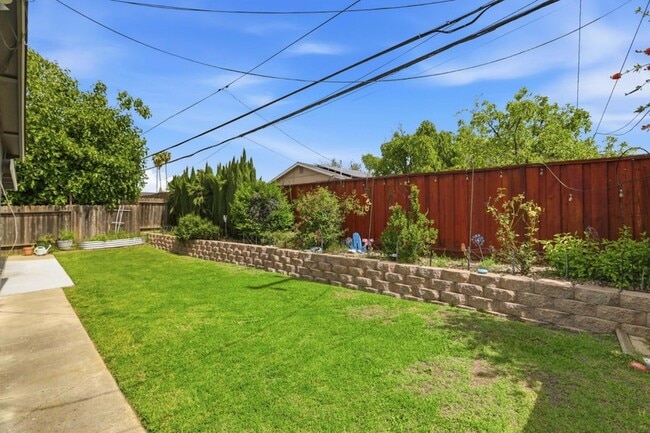 Building Photo - 1714 Woodridge Way