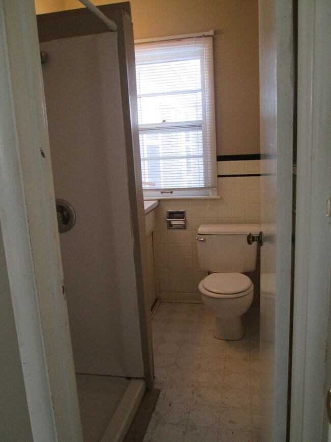 Building Photo - 2BR 2bath home close to downtown Iowa City, available August 1, 2023!
