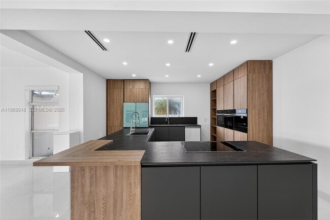 Building Photo - 1101 S Shore Dr