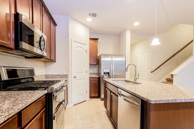 Building Photo - Bright & Spacious 5-Bedroom, 3-Bath Home i...