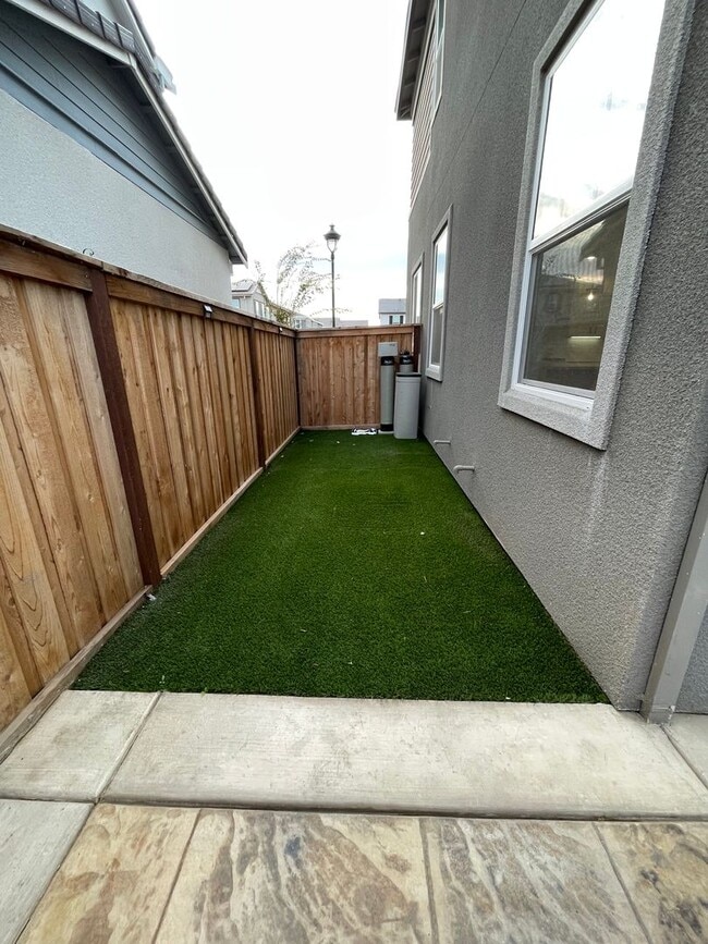 Building Photo - Beautiful new home with open floor plan av...