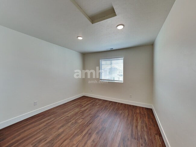 Building Photo - 1022 N Rivermist Pl