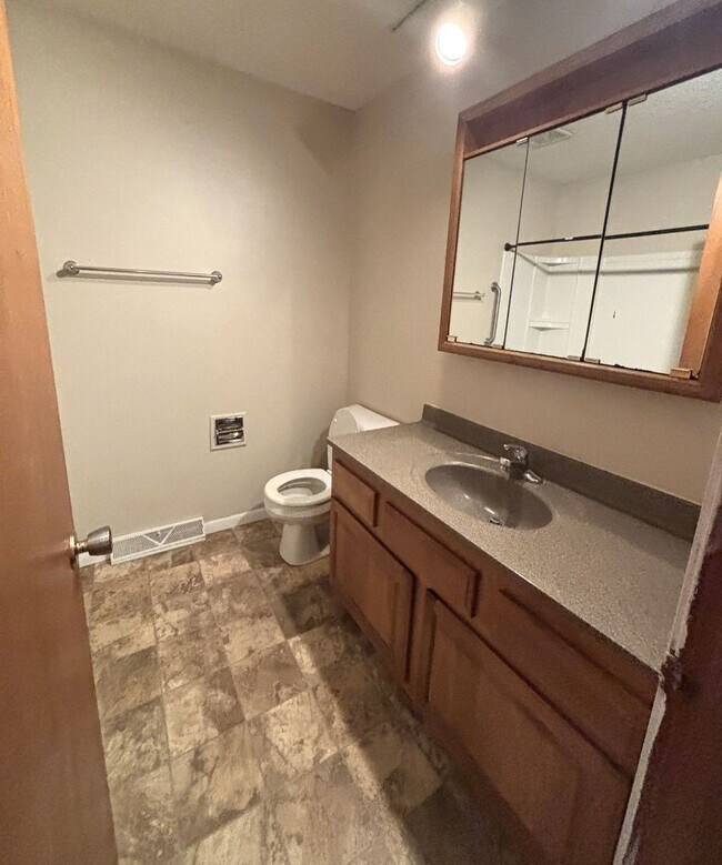 Building Photo - 3 Bed/ 1.5 bath Duplex for rent in desirable Waterloo location!
