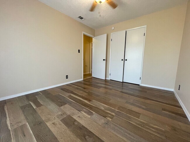 Building Photo - Charming 3-Bedroom Home with Fresh Interio...