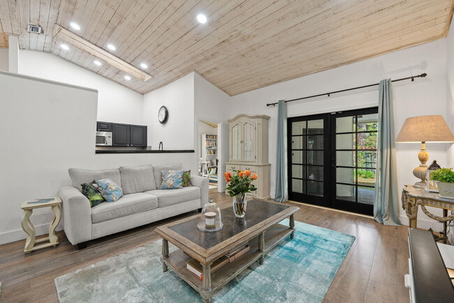 Building Photo - 465 Goldenwood Way
