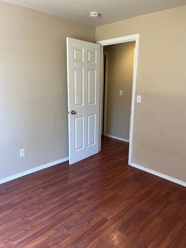 Building Photo - Beautiful 4 bedroom 2 bathroom single family house with Fenced backyard and 3 car garage