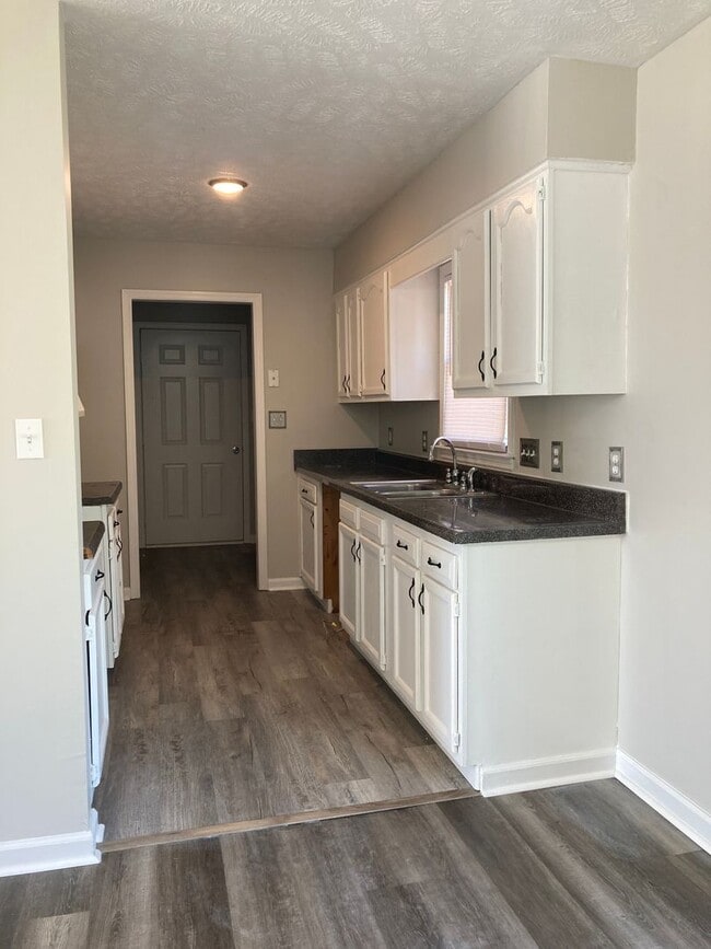 Building Photo - Newly Remodeled 3 br/2 bath Ranch Home! Minutes from Ft. Bragg, Downtown Fayetteville.