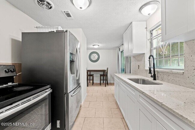 Building Photo - 4504 Lincrest Dr S