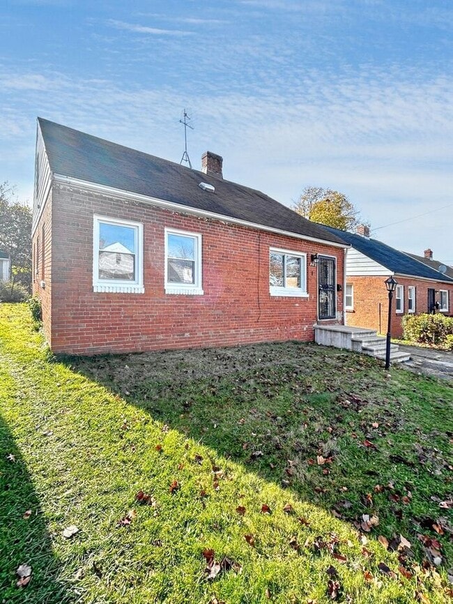Building Photo - Adorable 3-Bedroom Home with Bright, Invit...