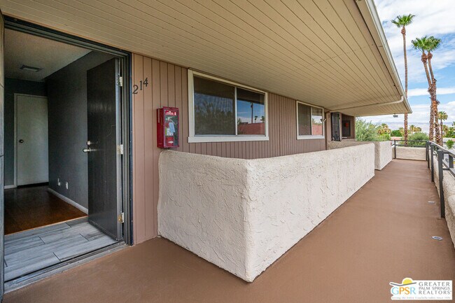 Building Photo - 550 N Villa Ct