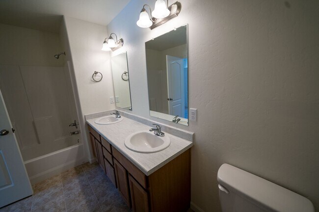 Building Photo - 3 Bedroom 2 1/2 Bath Townhome with Garage