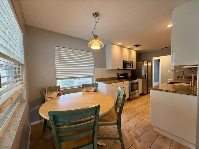 Building Photo - 2328 Cass St