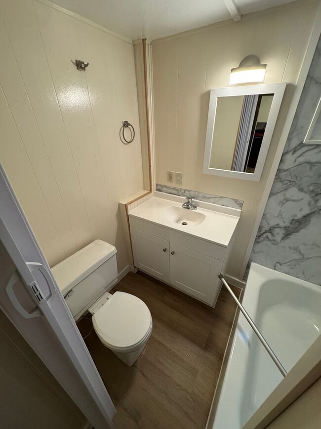 Building Photo - Dawn Ln Properties