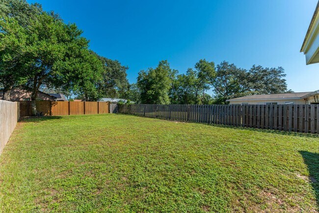 Building Photo - Updated Duplex with Large Yard!