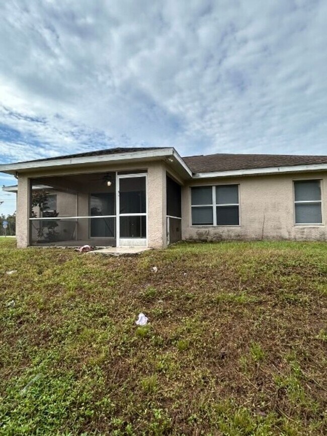 Building Photo - SPACIOUS 3Bd / 2 Ba SINGLE FAMILY HOUSE AVAILABLE