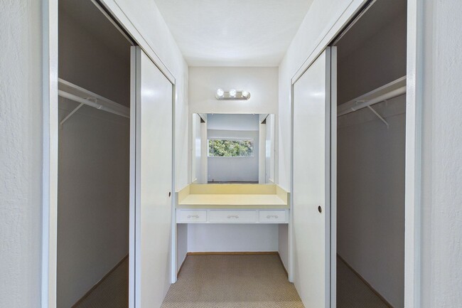 Building Photo - 1333 Regent St