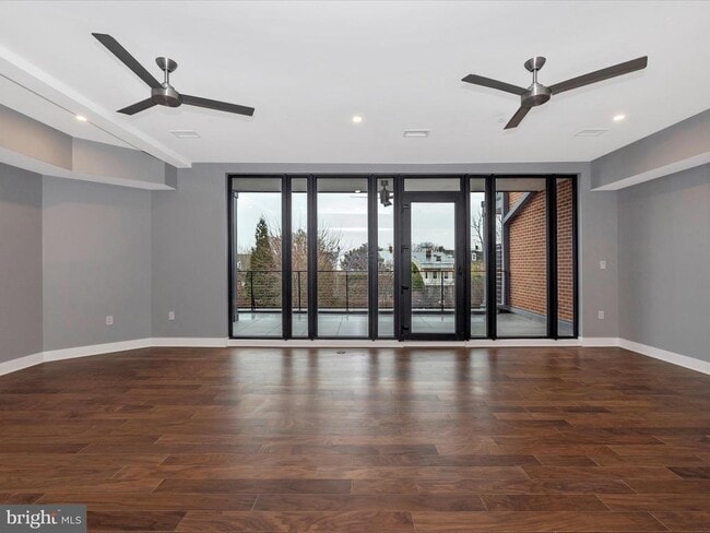 Building Photo - 210 E 2nd St