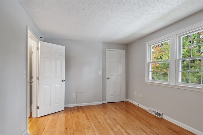 Building Photo - 148 Flower Ln