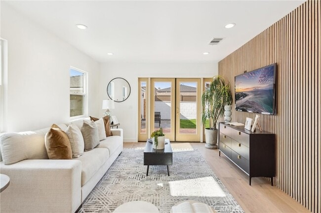 Building Photo - 3945 S Norton Ave