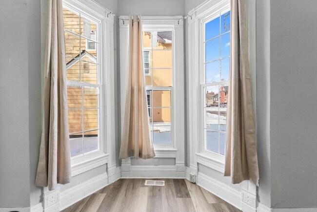 Building Photo - 111 S Vine St