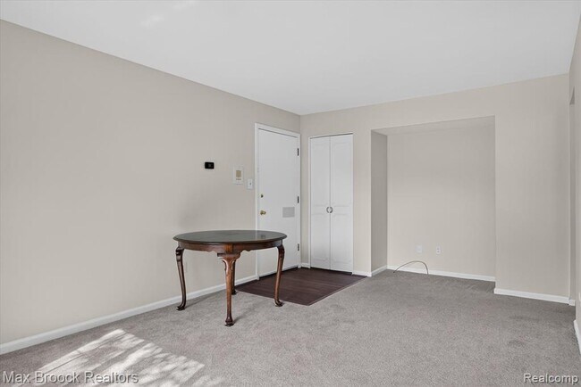 Building Photo - 100 W Hickory Grove Rd