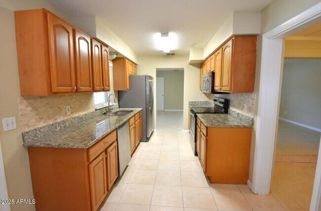 Building Photo - 2301 W Altadena Ave