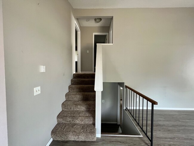 Building Photo - 4 Bedroom Twinhome in West Fargo!!