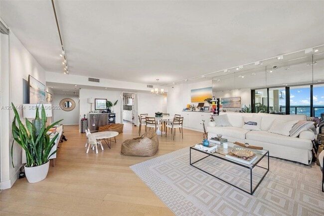 Building Photo - 2575 S Bayshore Dr