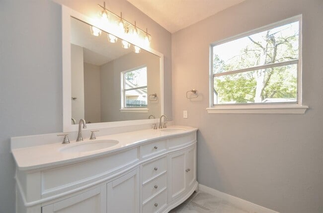 Building Photo - 48 Artesia