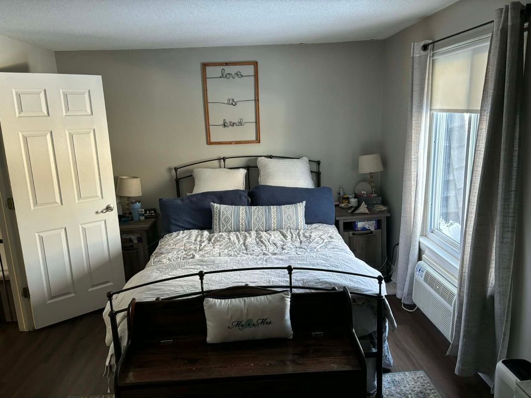 Building Photo - 861 Main St