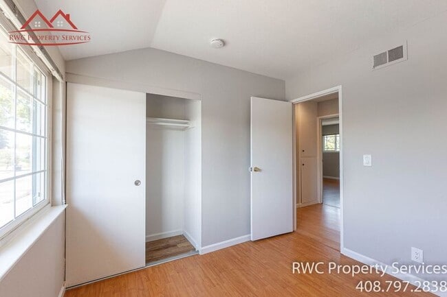 Building Photo - 1050 Oaktree Dr