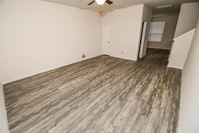 Building Photo - 2527 Verano Dr