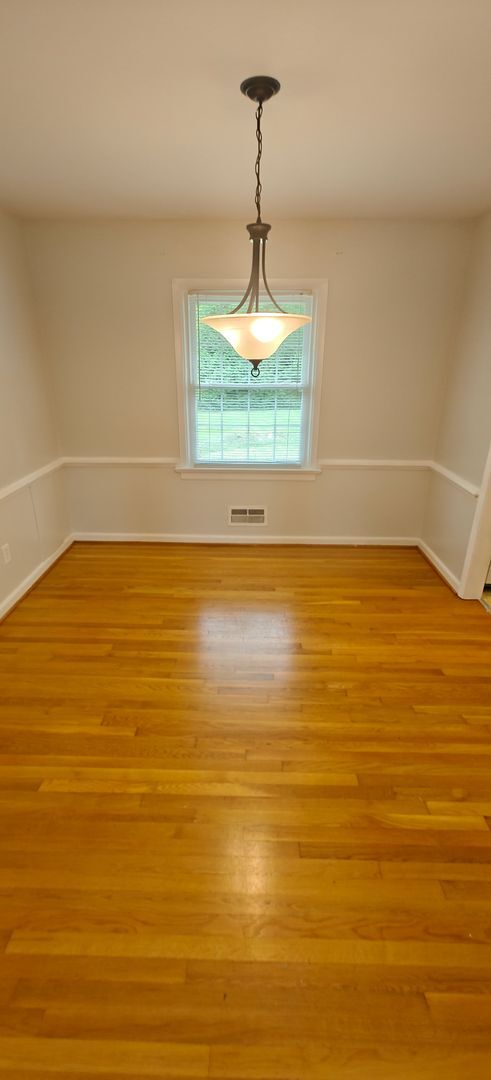 Building Photo - Walk to the river from this convenient rancher near Willow Oaks