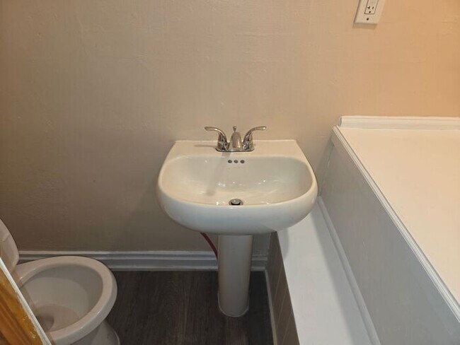 Building Photo - 5BR/1.5BA Row Home with Backyard and Laund...