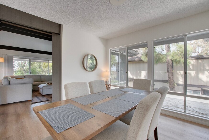 Building Photo - 8143 La Jolla Scenic Dr N