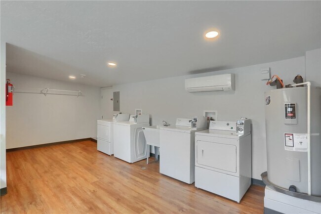 Building Photo - 526 Fallowfield Ave