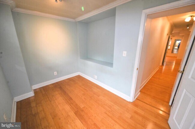 Building Photo - 550 Hobart Pl NW