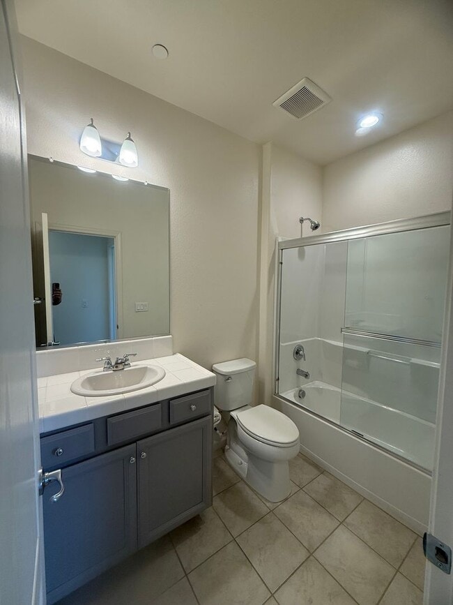 Building Photo - Beautiful 2 Bed / 2 Bath Home in 55+ Gated Community – Move-In Ready!