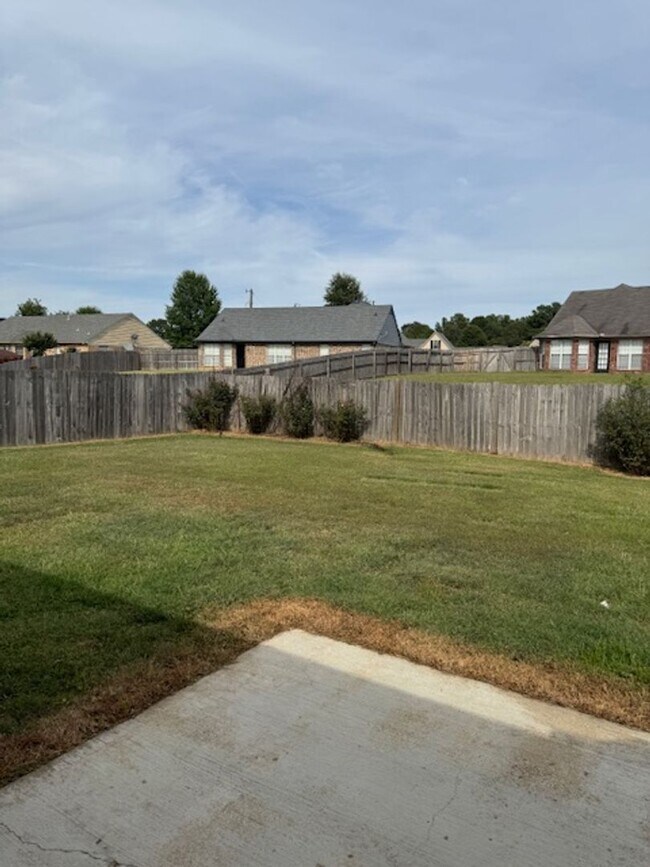 Building Photo - Renovated 4 Bedroom 2 Bath Home with Upsta...